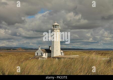 Au Royaume-Uni, l'Île Walney, Cumbria. Walney phare situé à l'extrémité sud de Walney Island sur la côte du comté de Cumbrie. Banque D'Images