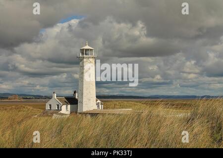 Au Royaume-Uni, l'Île Walney, Cumbria. Walney phare situé à l'extrémité sud de Walney Island sur la côte du comté de Cumbrie. Banque D'Images