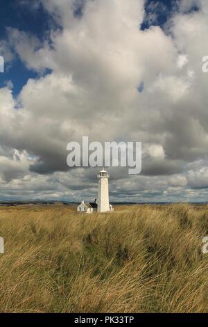 Au Royaume-Uni, l'Île Walney, Cumbria. Walney phare situé à l'extrémité sud de Walney Island sur la côte du comté de Cumbrie. Banque D'Images