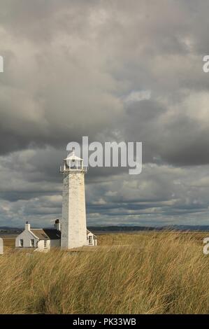 Au Royaume-Uni, l'Île Walney, Cumbria. Walney phare situé à l'extrémité sud de Walney Island sur la côte du comté de Cumbrie. Banque D'Images