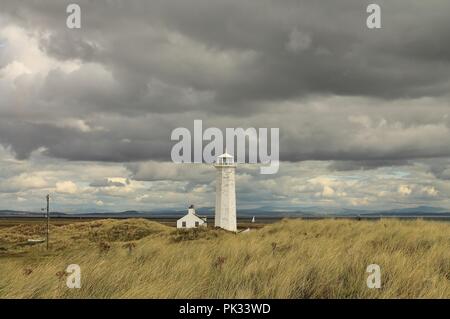 Au Royaume-Uni, l'Île Walney, Cumbria. Walney phare situé à l'extrémité sud de Walney Island sur la côte du comté de Cumbrie. Banque D'Images