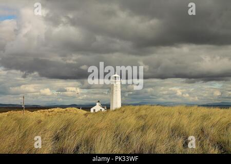 Au Royaume-Uni, l'Île Walney, Cumbria. Walney phare situé à l'extrémité sud de Walney Island sur la côte du comté de Cumbrie. Banque D'Images