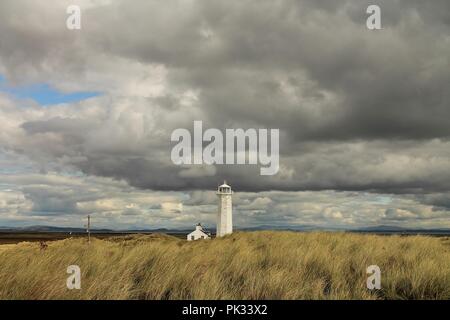 Au Royaume-Uni, l'Île Walney, Cumbria. Walney phare situé à l'extrémité sud de Walney Island sur la côte du comté de Cumbrie. Banque D'Images