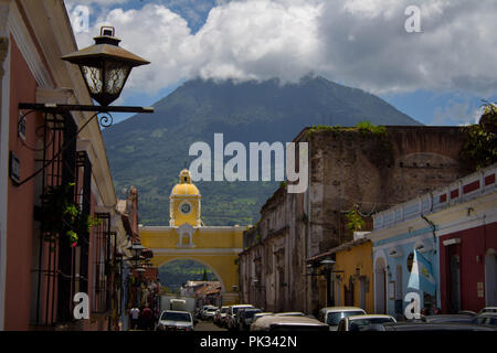 Rue principale à Antigua, Guatemala Banque D'Images