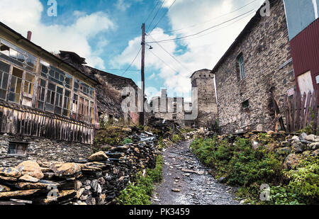 Voir d'Ushguli village. Ancient svan towers à Ushguli village au matin d'automne dans les montagnes du Caucase. Haut Svaneti, la Géorgie, l'Europe. Banque D'Images