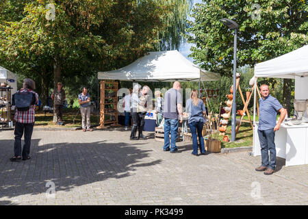 Les gens à naviguer sur le marché des potiers de Raeren - 24e marché de la céramique à Raeren Euregio sur 8ème/9ème de septembre 2018 - Raeren, Belgique, Europe Banque D'Images