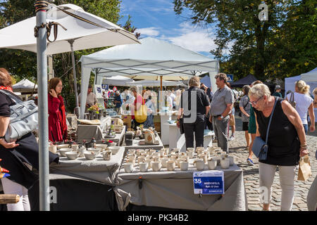 Les gens à naviguer sur le marché des potiers de Raeren - 24e marché de la céramique à Raeren Euregio sur 8ème/9ème de septembre 2018 - Raeren, Belgique, Europe Banque D'Images