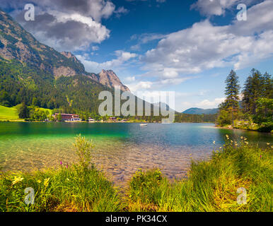 Matin d'été ensoleillé sur le lac Hintersee dans les Alpes autrichiennes. L'Autriche, de l'Europe. Banque D'Images