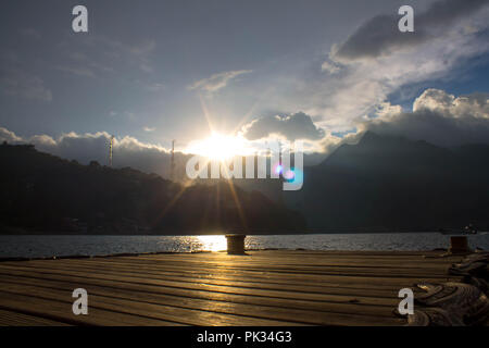 Coucher du soleil sur le Lac Atitlan Banque D'Images