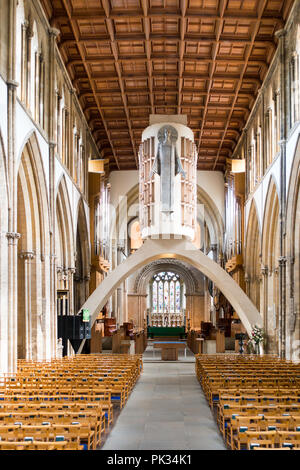 Cardiff, Royaume-Uni - 05 septembre 2018 : l'intérieur de la cathédrale de Llandaff à Cardiff, Pays de Galles, montrant Sir Jacob Epstein s le Christ en majesté Banque D'Images