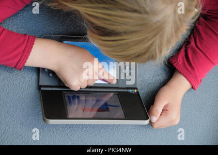 L'Italie, Lazio, Rome, MAXXI, galerie peinture avec console de jeux. Banque D'Images