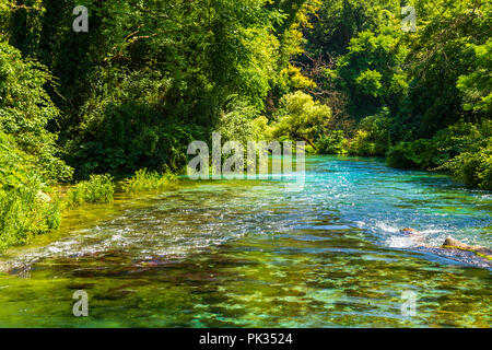 Printemps Turquoise Blue Eye - Syri i Kalter, près d'une ville de Muzine, Albanie. Le ressort est très puissant, froid et profond et est une source d'une rivière Bistr Banque D'Images