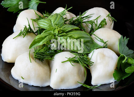 Fédération des quenelles avec Aneth, Basilic et persil Banque D'Images
