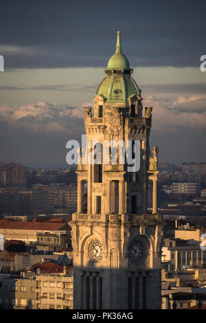 Porto est la deuxième plus grande ville du Portugal après Lisbonne et l'une des principales zones urbaines de la Péninsule Ibérique. Banque D'Images