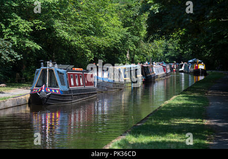 Bateaux sur l'étroit sentier du canal de Llangollen dans le Nord du Pays de Galles Banque D'Images