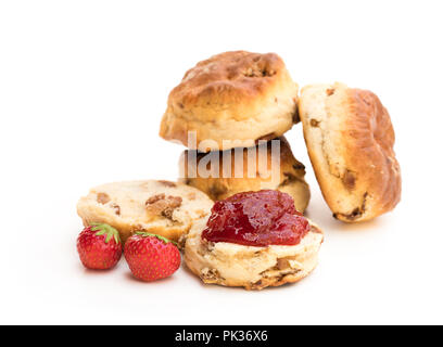 Des scones traditionnels avec des fraises fraîches et confiture isolated on white Banque D'Images