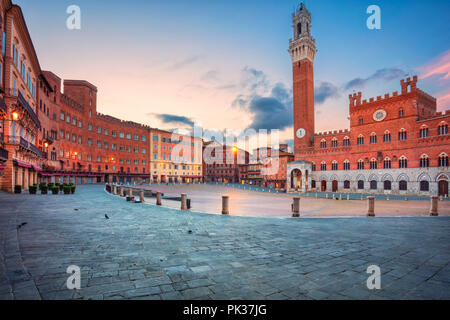 Sienne. Cityscape image de Sienne, Italie avec Piazza del Campo pendant le lever du soleil. Banque D'Images