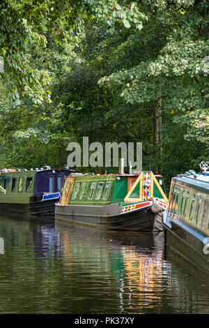 Colourfull narrowboats amarré sur le canal de Llangollen près de Llangollen, Wales, UK Banque D'Images