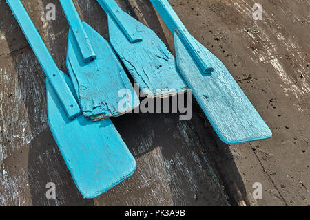 Quatre palettes de bleu se trouvent sur la surface de la partie inférieure de la voile. Banque D'Images