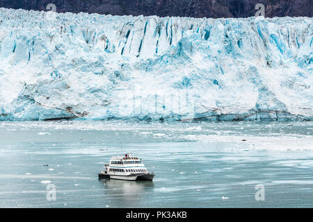 Le bateau d'excursion vent Baranof touristes donnant une vue rapprochée de la face cassée de la Margerie Glacier dans l'entrée de Tarr Glacier Bay, Alaska, USA Banque D'Images