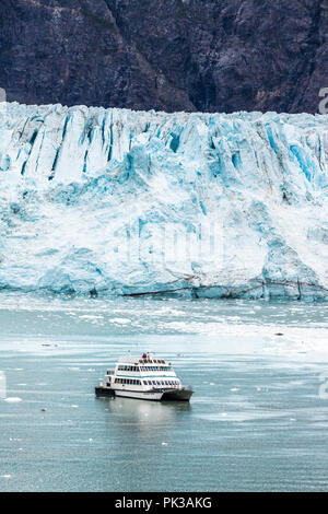 Le bateau d'excursion vent Baranof touristes donnant une vue rapprochée de la face cassée de la Margerie Glacier dans l'entrée de Tarr Glacier Bay, Alaska, USA