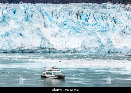 Le bateau d'excursion vent Baranof touristes donnant une vue rapprochée de la face cassée de la Margerie Glacier dans l'entrée de Tarr Glacier Bay, Alaska, USA Banque D'Images