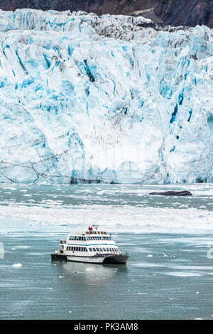 Le bateau d'excursion vent Baranof touristes donnant une vue rapprochée de la face cassée de la Margerie Glacier dans l'entrée de Tarr Glacier Bay, Alaska, USA Banque D'Images