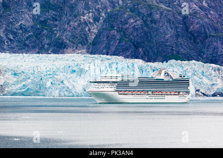 Les passagers sur les croisières Princess 'Ruby Princess' bénéficiant d'une vue étroite de la Margerie Glacier dans l'entrée de Tarr Glacier Bay, Alaska, USA Banque D'Images