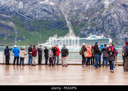 Les passagers sur les croisières Holland America Line 'Nieuw Amsterdam' regardant le passant par des 'Ruby Princess Cruises Princess' dans l'entrée de Tarr Glac Banque D'Images