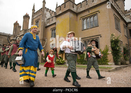 Les interprètes dansent le Abbots Bromley Horn la danse, une danse folklorique anglaise dont les origines remontent au Moyen-âge, dans le village de Abbots Bromley, Staffordshire. Banque D'Images