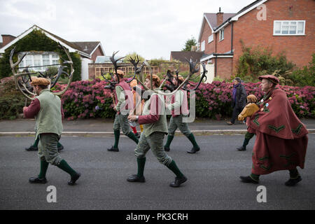 Les interprètes dansent le Abbots Bromley Horn la danse, une danse folklorique anglaise dont les origines remontent au Moyen-âge, dans le village de Abbots Bromley, Staffordshire. Banque D'Images