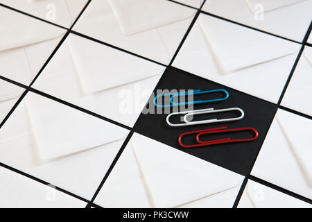 L'un blanc l'enveloppe manquante dans la composition. Le trou noir entre les enveloppes blanches. Les trombones. Banque D'Images