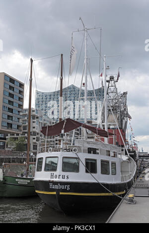 Péniche plusieur bateaux dans Sandtorhafen en face de l'Elbphilharmonie à Hambourg, Allemagne. Banque D'Images