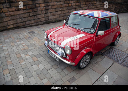 Une Mini Cooper rouge Union Jack avec un toit par John Cooper version du mini stationné sur une rue pavée à Huddersfield Banque D'Images