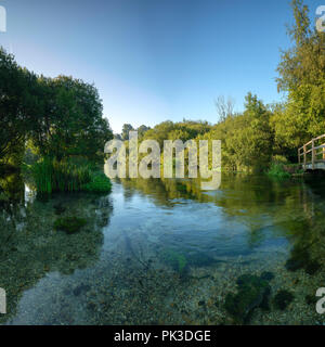 Lever du soleil d'automne sur la rivière Itchen - un célèbre lit chalk stream réputé pour la pêche à la mouche - entre Ovington et Abbas Itchen dans le Hampshire, au Royaume-Uni. Banque D'Images