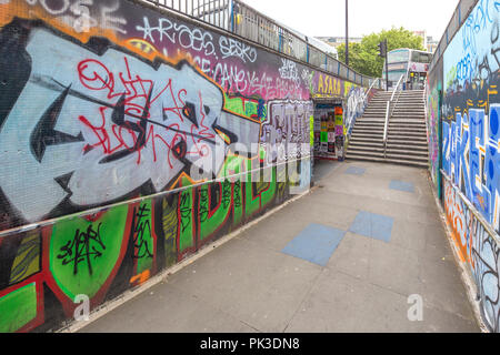 Bristol inférieur pour piétons avec graffiti, ville de Bristol, Angleterre, Royaume-Uni Banque D'Images