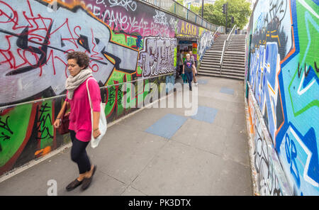 Bristol inférieur pour piétons avec graffiti, ville de Bristol, Angleterre, Royaume-Uni Banque D'Images