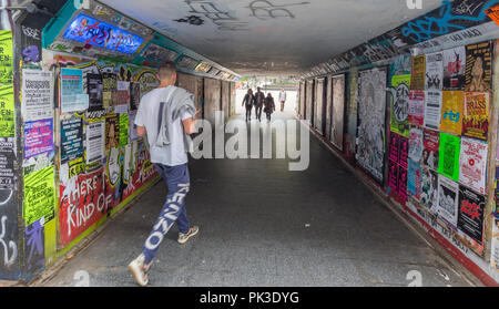 Bristol inférieur pour piétons avec graffiti, ville de Bristol, Angleterre, Royaume-Uni Banque D'Images