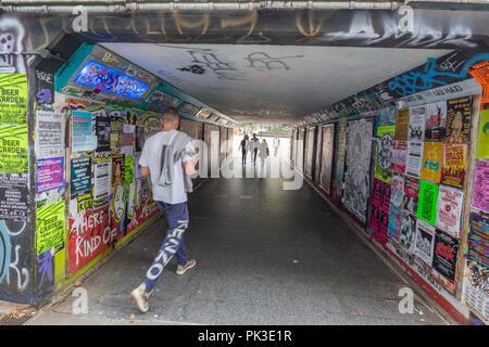 Bristol inférieur pour piétons avec graffiti, ville de Bristol, Angleterre, Royaume-Uni Banque D'Images