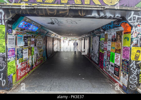 Bristol inférieur pour piétons avec graffiti, ville de Bristol, Angleterre, Royaume-Uni Banque D'Images