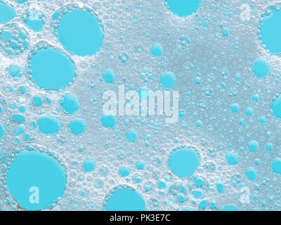 Mousse fond turquoise, mousse, savon, détergent bulles sur l'eau. Banque D'Images