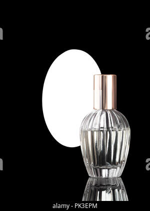 Flacon de parfum élégant sur fond noir brillant avec miroir derrière et copyspace. Banque D'Images