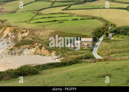 Donnant sur Hemmick Beach près de Boswinger Gorran Haven et au sud de la côte de Cornwall, England, UK Banque D'Images