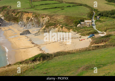 Donnant sur Hemmick Beach près de Boswinger Gorran Haven et au sud de la côte de Cornwall, England, UK Banque D'Images