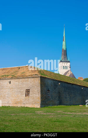 Mur de la ville de Tallinn, vue de l'Vaikese Rannavarava - un 17e siècle bastion défensif face à la zone du port de Tallinn, Estonie. Banque D'Images