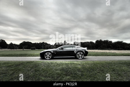 Black Aston Martin V12 Vantage Supercar britannique Banque D'Images