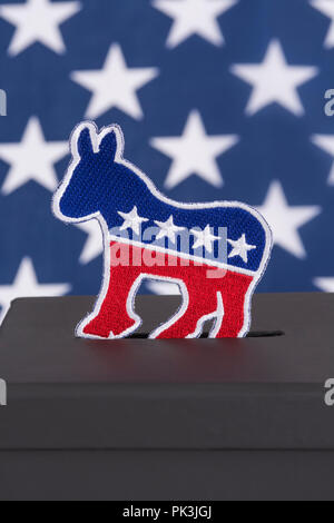 Élection américaine de mi-mandat de 2026 et élection présidentielle américaine de 2024. Parti démocrate / Democrat âne logo & urne, Démocrates 2022, Super mardi. Banque D'Images