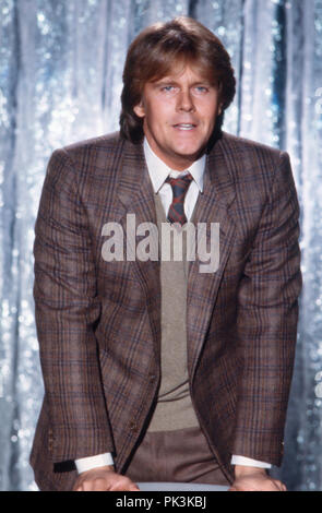 Schlagersänger Howard Carpendale bei der letzten Sendung der ARD Spielshow «Auf los geht's los' dans der Philipshalle à Düsseldorf, Deutschland 1986. Howard Carpendale Schlager singer enfin parler de "Auf los geht's los' et quiz game show à la télévision allemande en direct de Philipshalle Duesseldorf, Allemagne 1986. Dans le monde d'utilisation | Banque D'Images