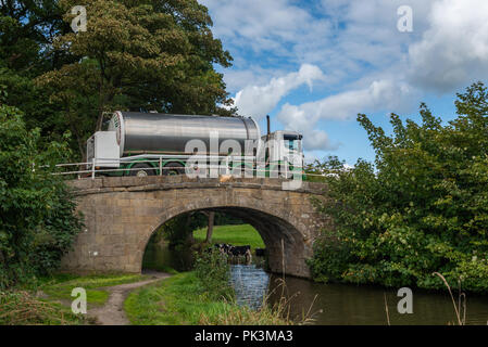 Wagon de lait pour traverser un pont sur le Canal de Lancaster à Forton Banque D'Images