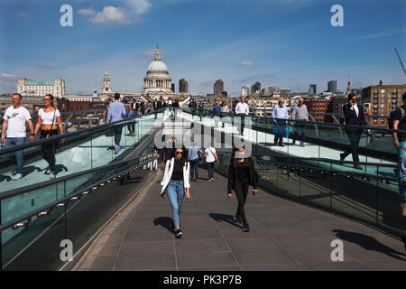 Ville de London, London England, Vue Panoramique de Millennium Bridge sur la Tamise. Sept 2018 marchant sur le Millennium Bridge au S Banque D'Images